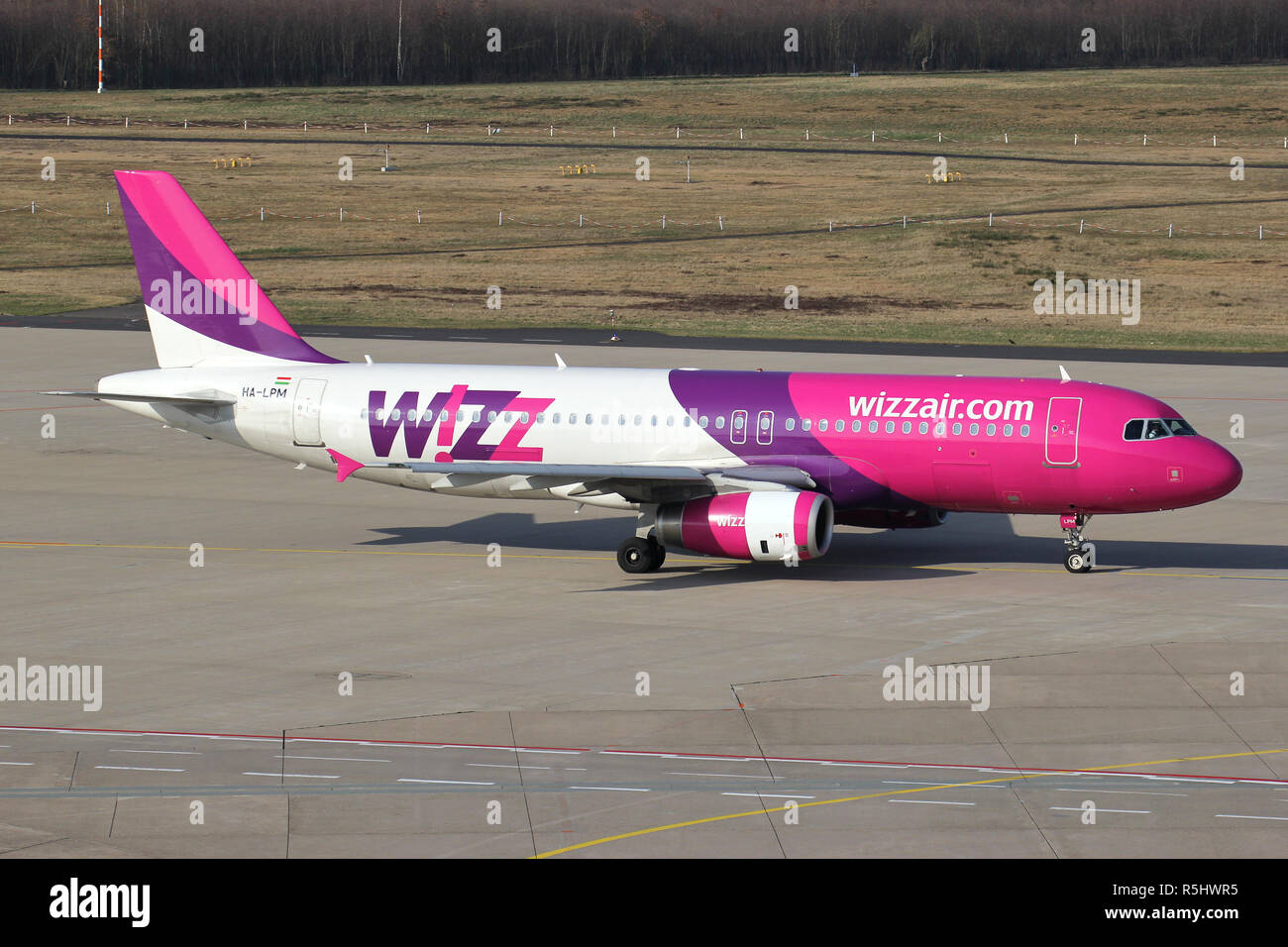 Ungherese Wizz Air Airbus A320-200 con registrazione HA-LPM rullaggio per la pista 14L. Foto Stock