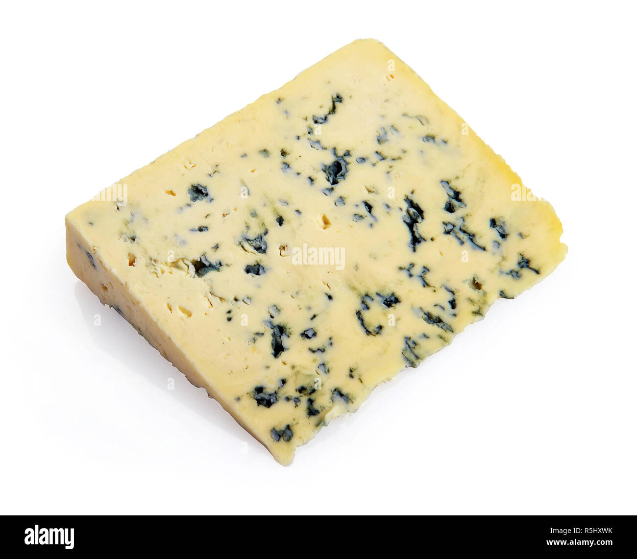 Il Roquefort formaggio con muffa su sfondo bianco Foto Stock