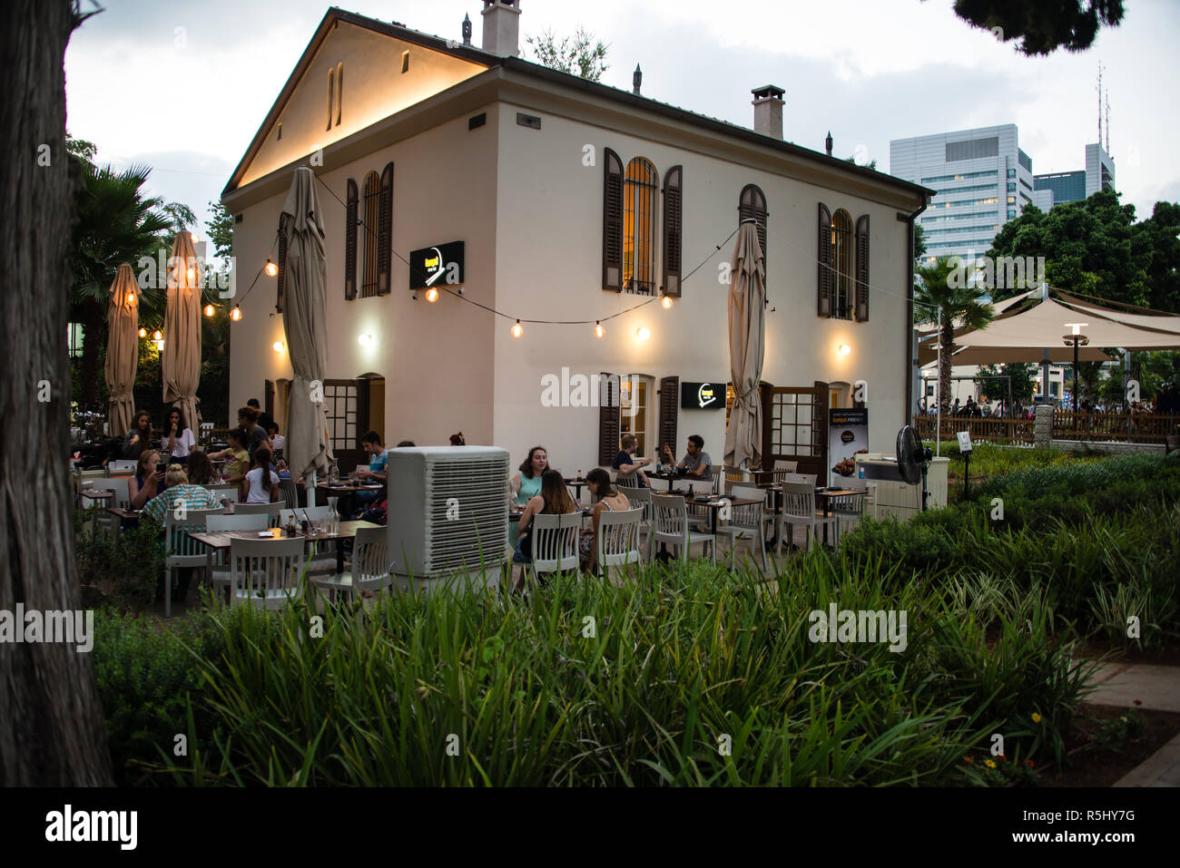 Sala da pranzo esterna in Sarona quartiere dei Templari, Tel Aviv Foto Stock