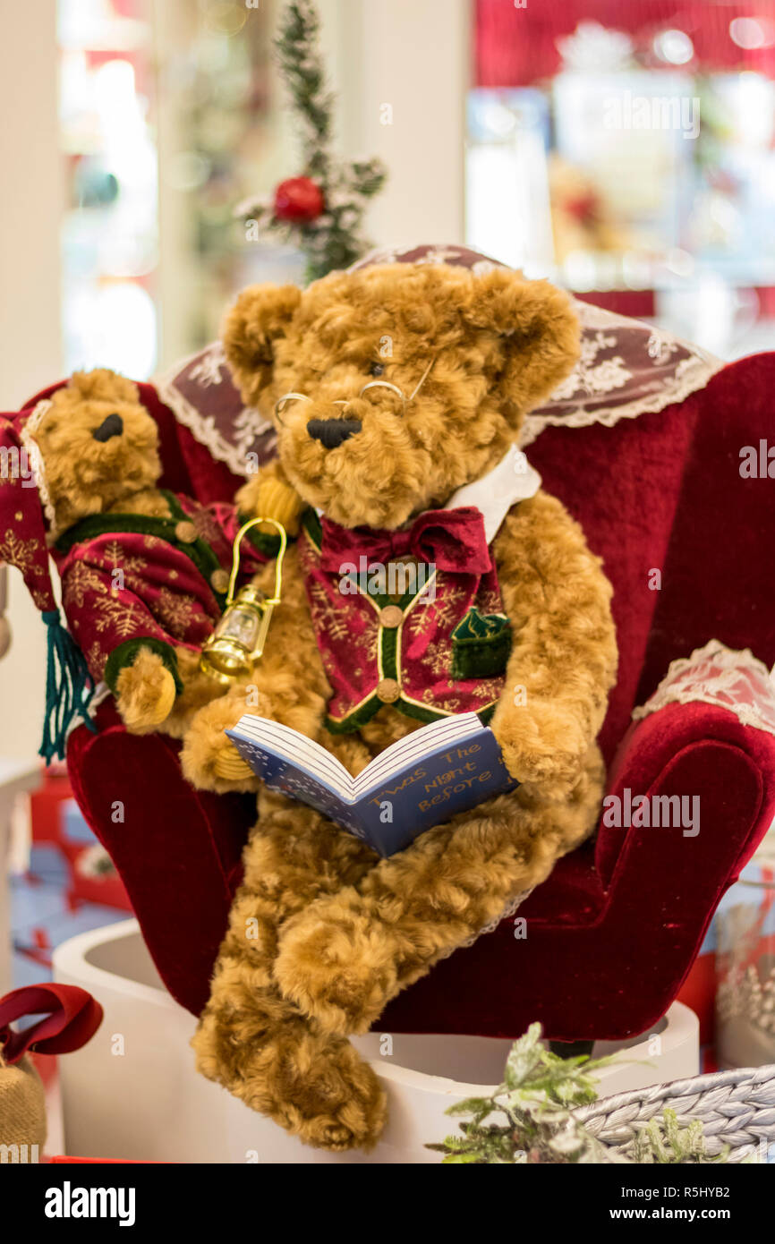 Natale orsacchiotto concetto, la notte prima di natale, storia prenota, velluto rosso poltrona, giocattoli per bambini concetto, ragazzi, fluffy soft brown orsacchiotto Foto Stock