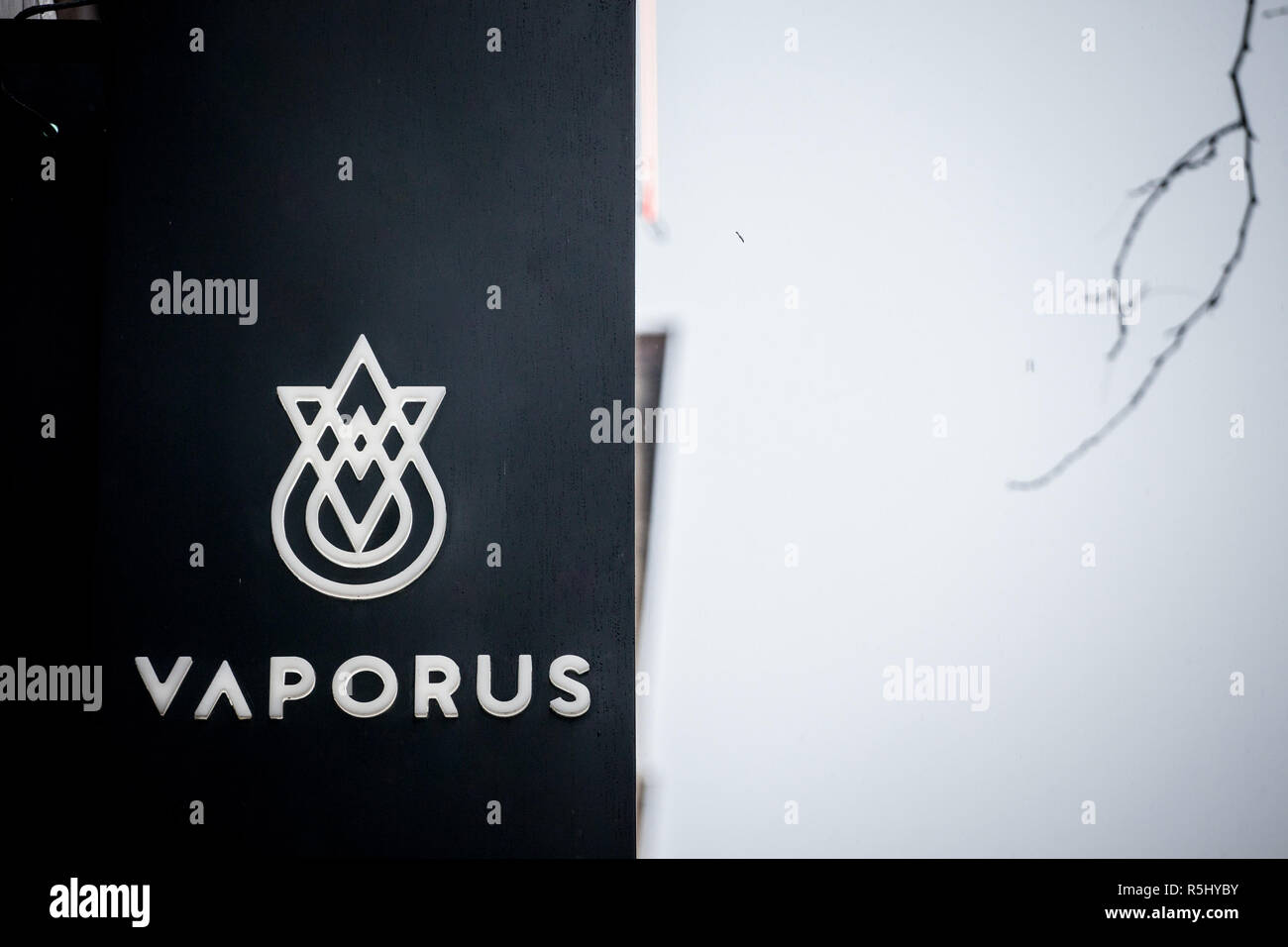 MONTREAL, Canada - 5 Novembre 2018: Vaporus logo sul loro negozio  principale per Montreal. Vaporus  un franchising vendere le sigarette  elettroniche e succo e li Foto stock - Alamy