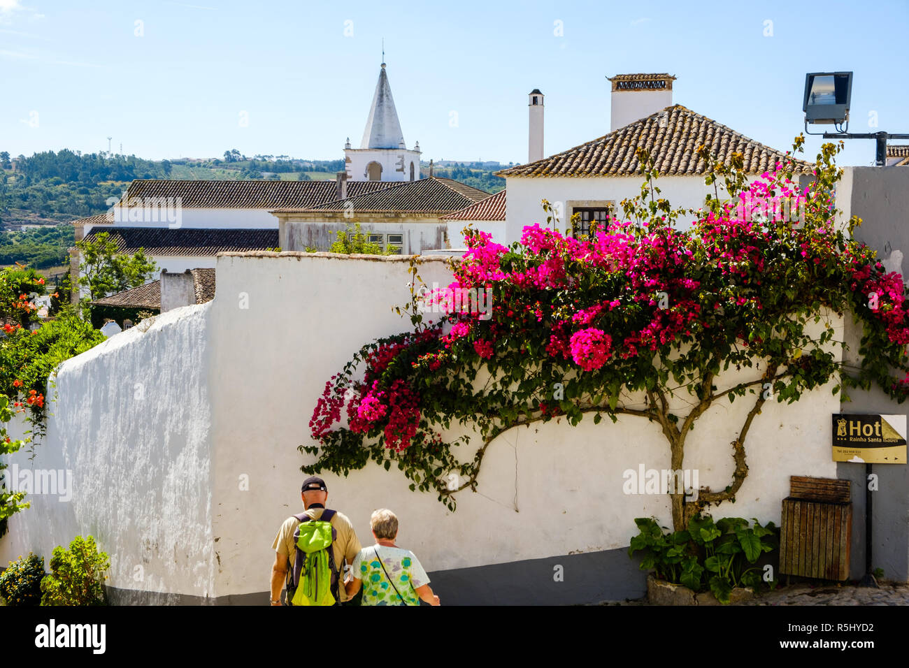 Obidos, Portogallo - 21 Settembre 2018 : entro le mura del borgo storico nel centro del Portogallo le strade strette e case colorate Leir Foto Stock