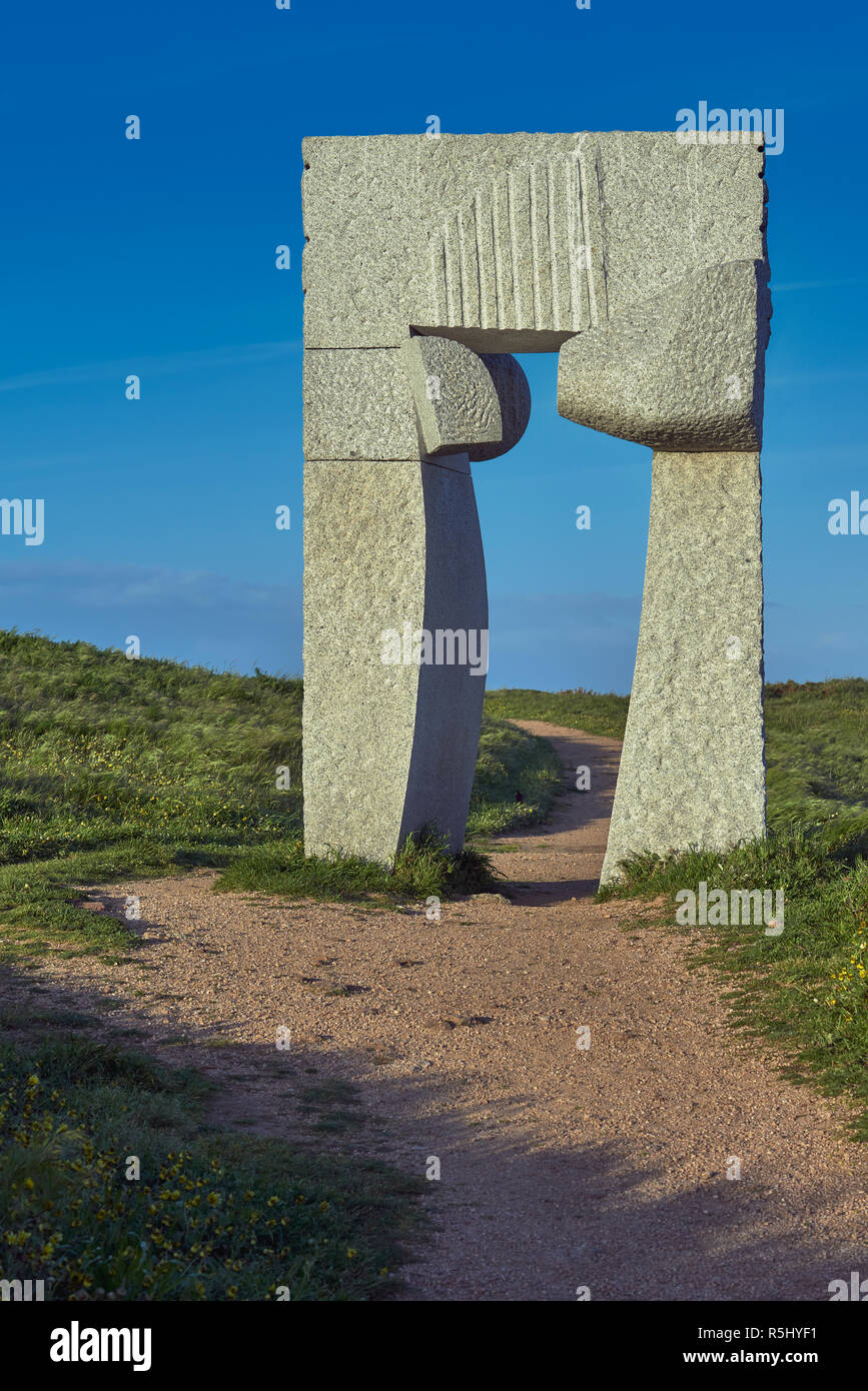 Ara Solis, scultura di granito di Silverio Rivas nel parco scultoreo della Torre di Hercules, La Coruña, Galizia, Spagna, Europa Foto Stock