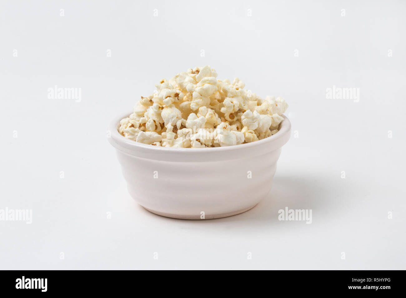 Un bianco ciotola di pop-corn Foto Stock