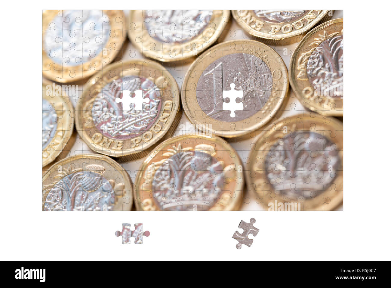 Pila di monete metalliche in euro e sterlina nuove monete isolati su sfondo bianco in un Puzzle Foto Stock