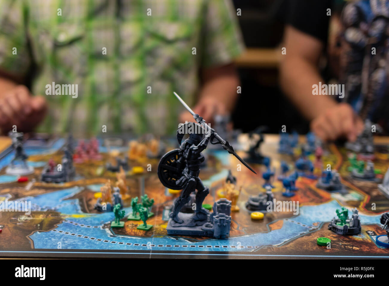 Ingrandimento dei caratteri in un gioco di ruolo fantasy gioco di bordo, con due giocatori in background. Foto Stock