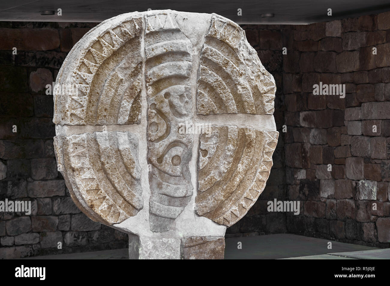 La stele di Barros Cántabra discoidea, gigante del IV secolo A.C. in Barros, comune di Los Corrales de Buelna, Cantabria, SPAGNA Foto Stock