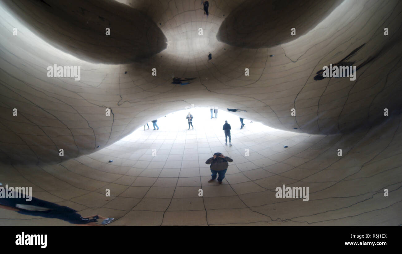 CHICAGO, Illinois, Stati Uniti - Dicembre 12th, 2015: vista da sotto l'acciaio inossidabile Cloud Gate Anish Kapoor scultura con la riflessione di turisti al Millennium Park Foto Stock