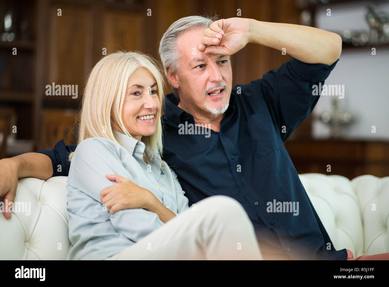 Coppia matura la visione di un programma televisivo insieme Foto Stock