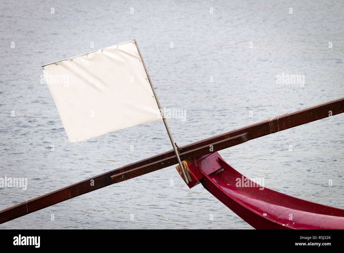 White flag vuoto pronto per il testo sulla prua barca contro lo sfondo del fiume. Foto Stock