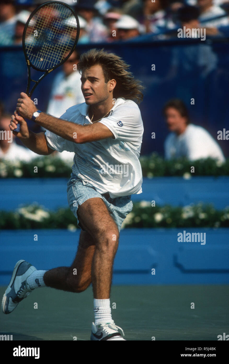 Andre Agassi segue attraverso su uno scritto durante il 1988 US Open a Flushing Meadows. Foto Stock