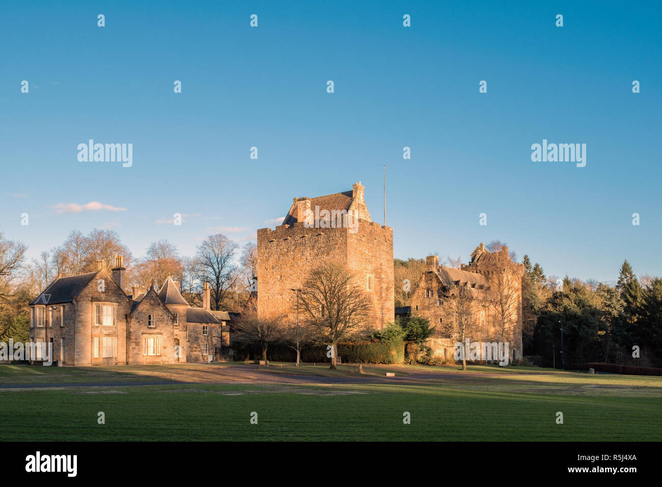 Kilmarnock, in Scozia, Regno Unito - 26 Novembre 2018: i maestosi edifici di Dean Castle in Kilmarnock attualmente subendo importanti lavori di rinnovamento e come Foto Stock