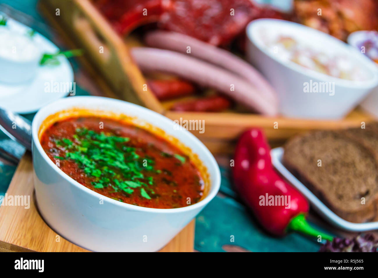 Kharcho, tradizionale zuppa di georgiani originari di Mingrelia contenente carni bovine, riso, Cherry Plum puree e tritato noce inglese Foto Stock