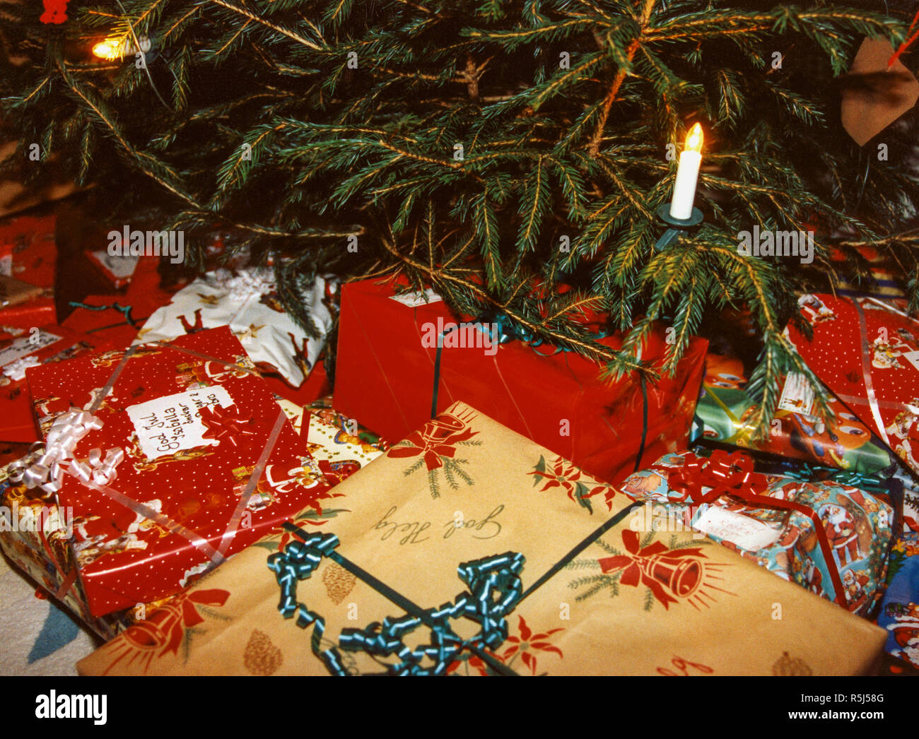 Regali Sotto L Albero Di Natale.I Regali Di Natale Sotto L Albero Di Natale Foto Stock Alamy