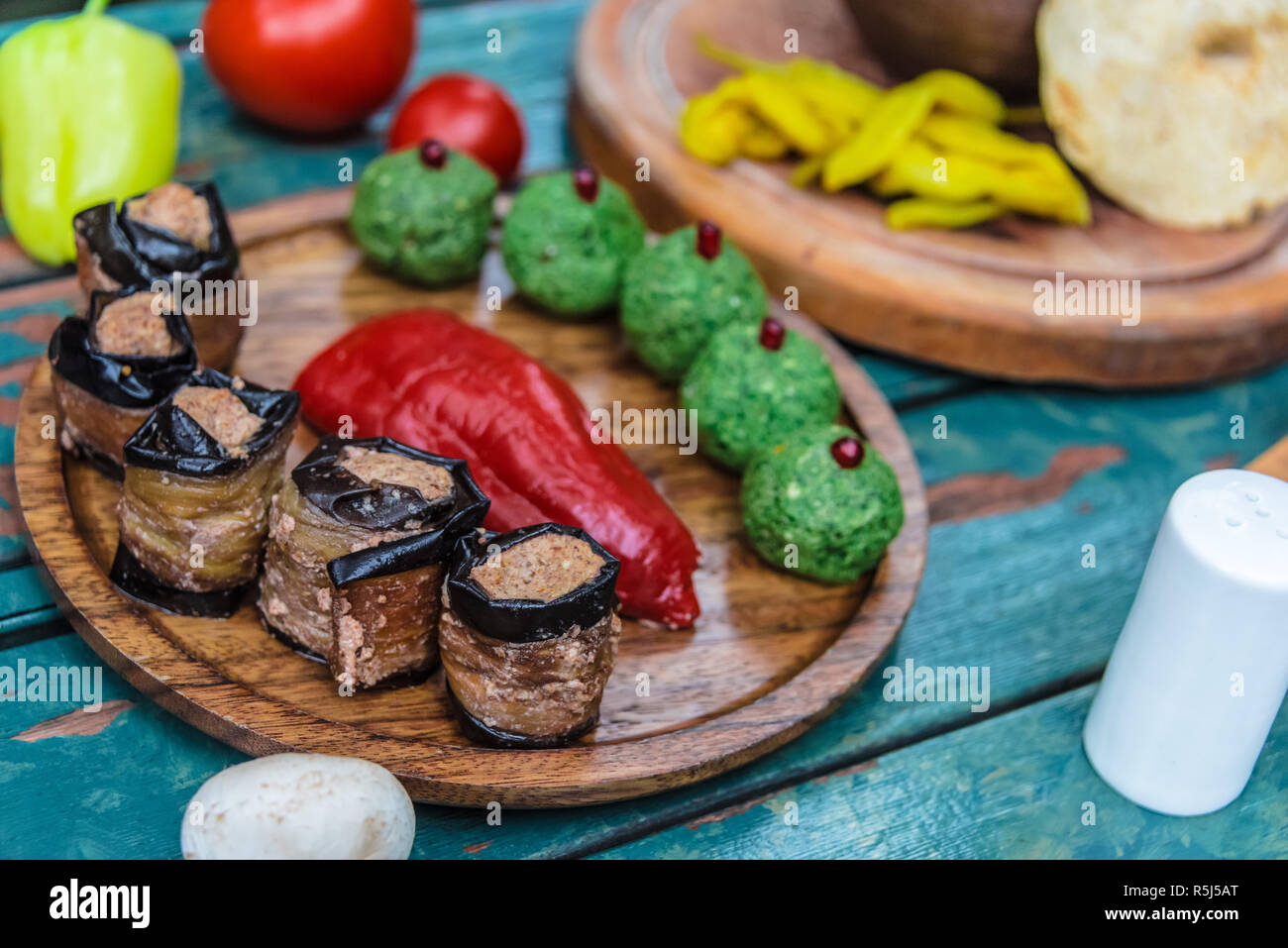 Pkhali, in stile georgiano tradizionale piatto di tritato e verdure macinate, fatta di cavolo, melanzana, spinaci, fagioli, barbabietole e combinato con noci tritate, Foto Stock