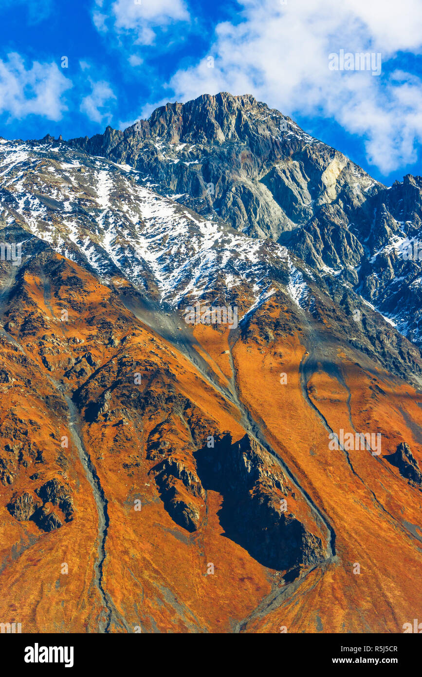 Sulle montagne di oltre Stepantsminda precedentemente Kazbegi nella provincia Khevi, Georgia. Maggiore Caucaso. Foto Stock