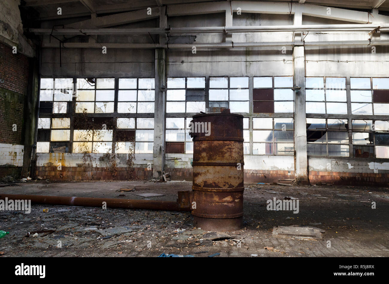 Rovine di fabbrica abbandonata o in magazzino grandi creepy e vuoto costrizione industriale Foto Stock