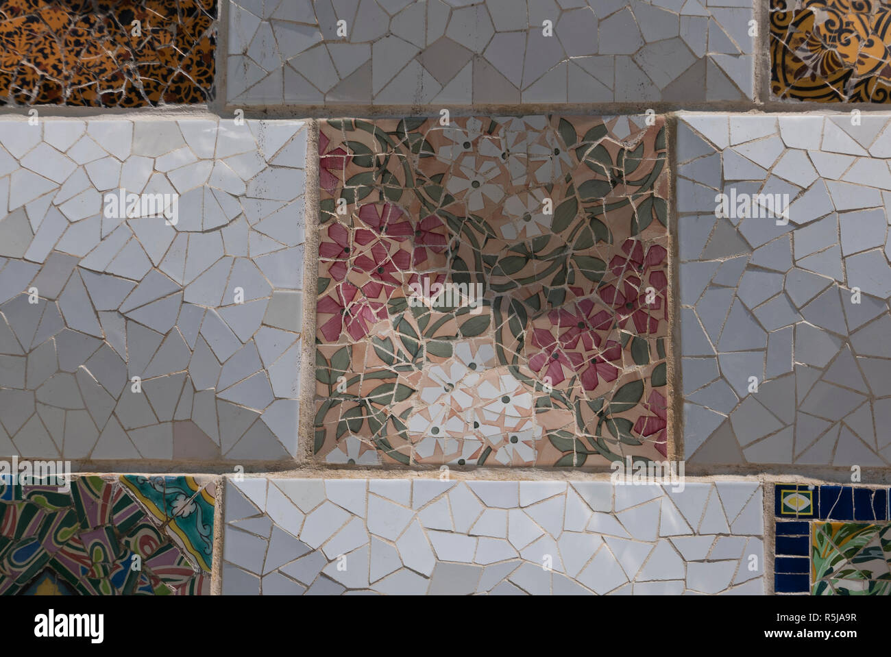 Parete decorativa mosaico nel parco Guell progettato da Antoni Gaudi, Barcellona, Spagna Foto Stock