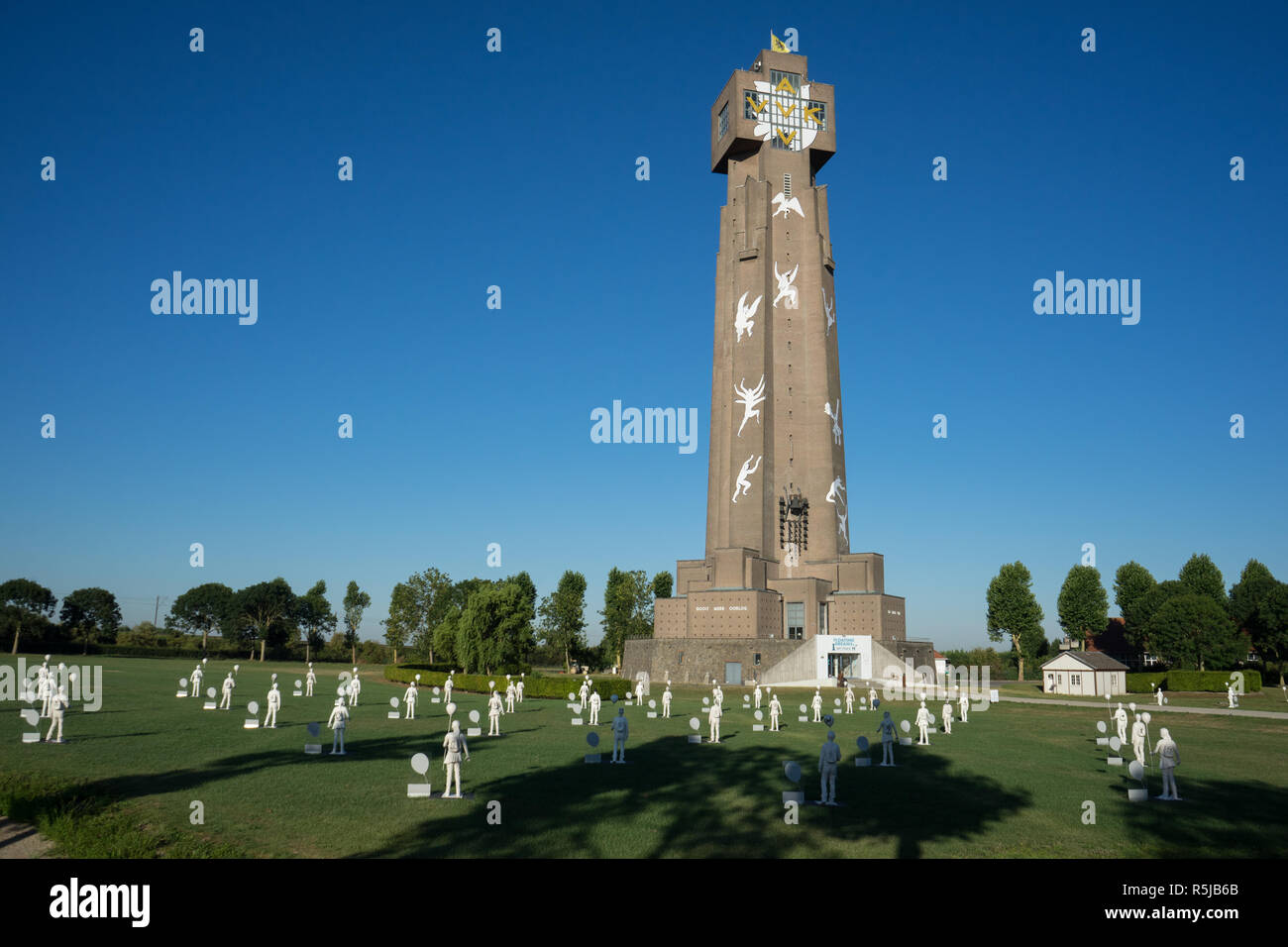Diksmuide, Belgio - 6 Agosto 2018: sogni galleggianti un progetto d'arte presso l'Yser torre Diksmuide nelle Fiandre Occidentali Belgio Foto Stock