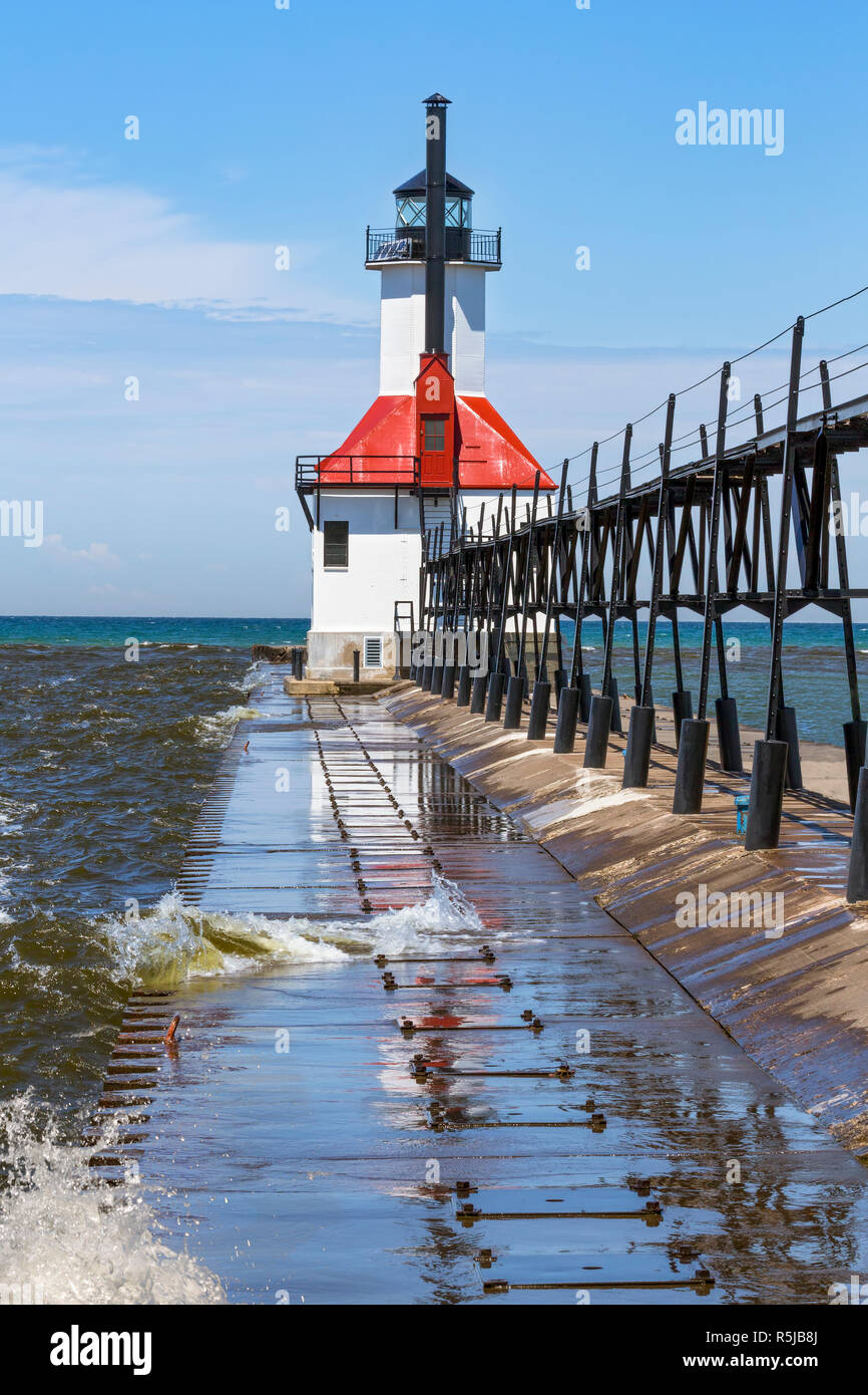 Il lago Michigan spruzzi delle onde sulla scogliera a san Giuseppe, Michigan Faro. Foto Stock