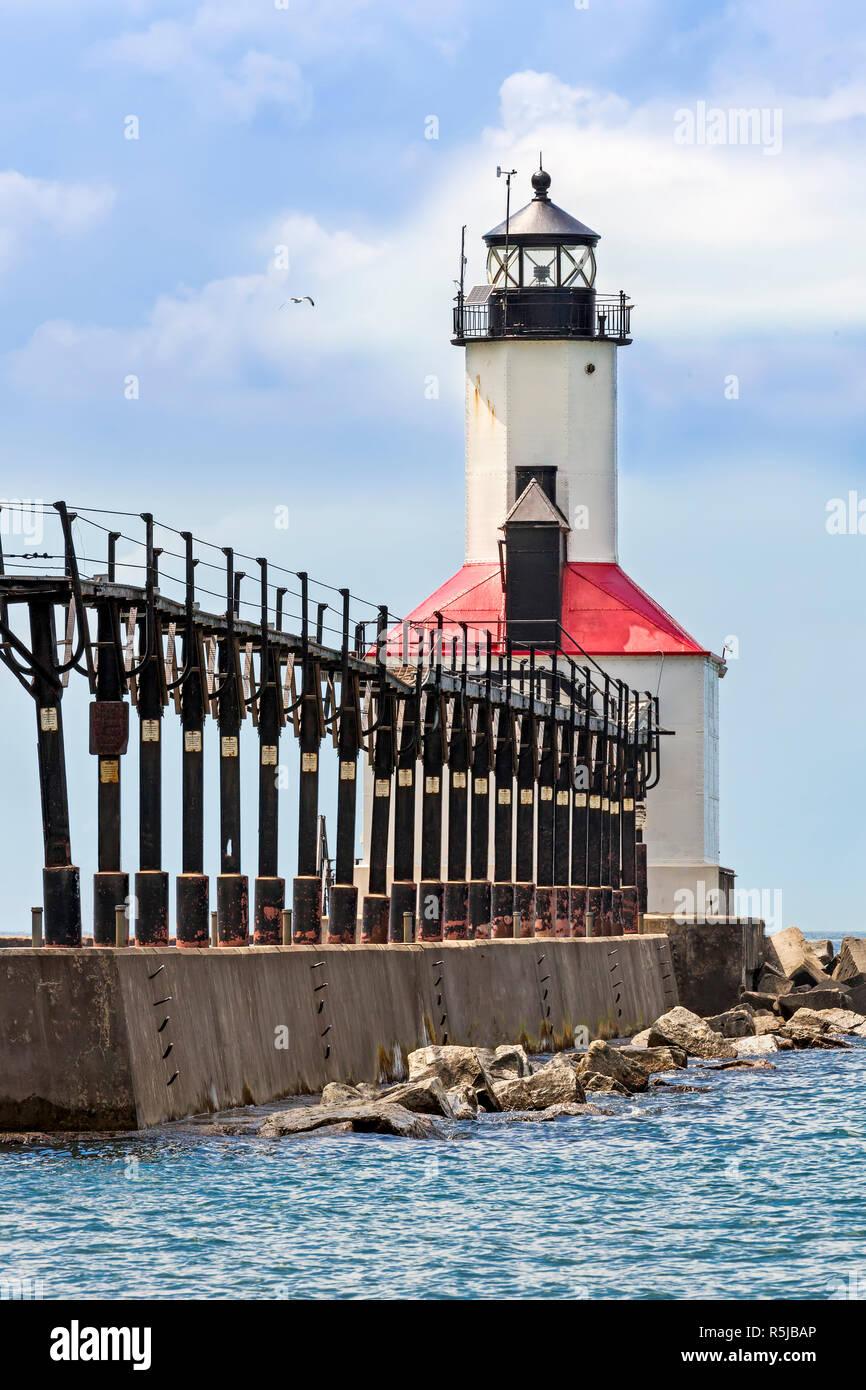 Una passerella elevata porta alla storica East Pierhead Lighthouse sul Lago Michigan a Michigan City, Indiana. Foto Stock