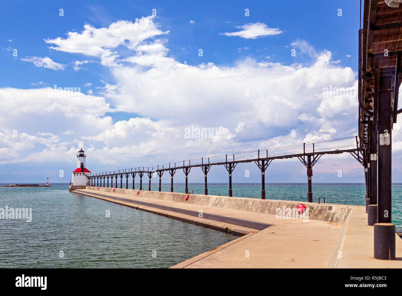 Un elevato passerella metallica porta ad est Pierhead Lighthouse a Michigan City, Indiana su un poco nuvoloso pomeriggio d'estate. Foto Stock