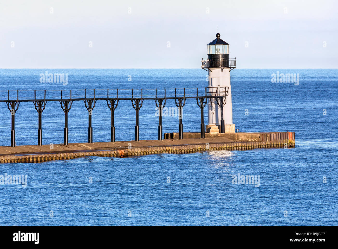 La Chiesa di San Giuseppe a nord del molo faro esterno segna l'entrata alla città del porto sul Lago Michigan. Foto Stock