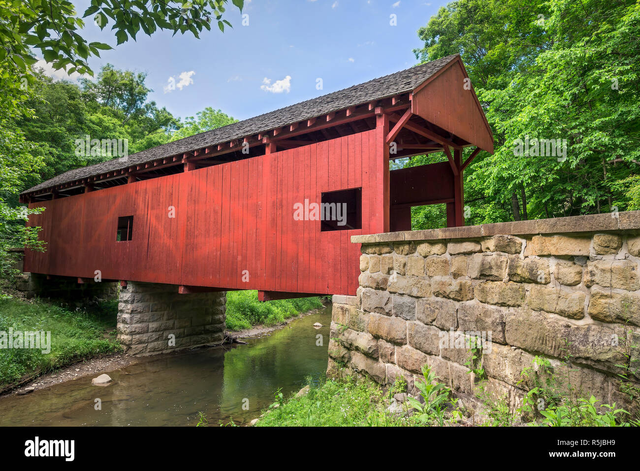 La storica Longdon L. Miller coperto ponte attraversa forcella Templeton vicino al West Finley nella contea di Washington, Pennsylvania. Foto Stock