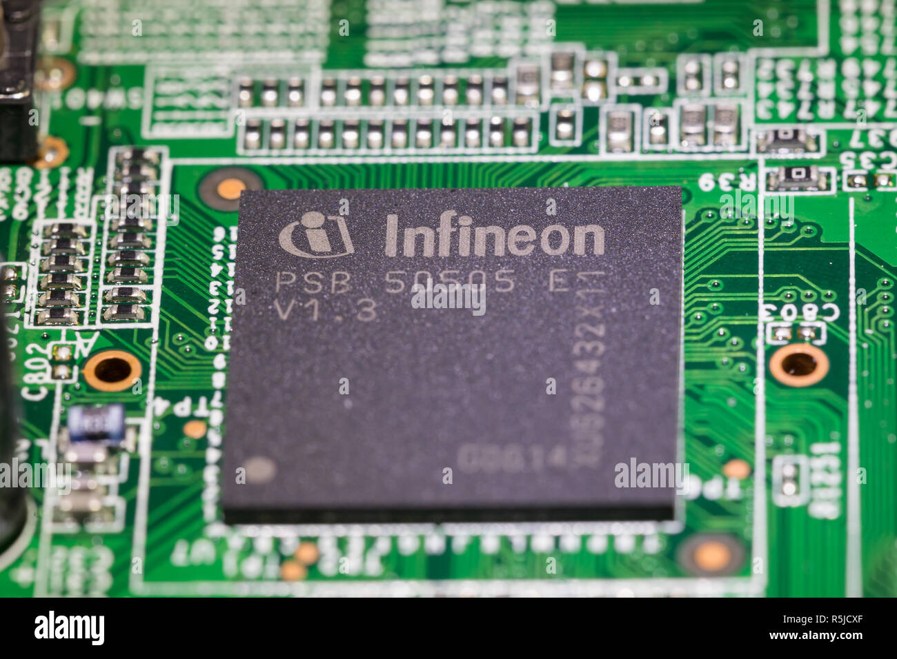 Infineon Chip sulla scheda di circuito Foto Stock