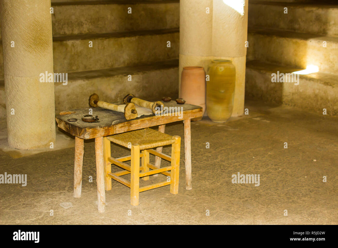 Un piccolo ruvido tavolo in legno con rotolo di Torah nella sinagoga nel museo a cielo aperto di Nazareth Village Israele. Questo sito fornisce un autentico sguardo Foto Stock