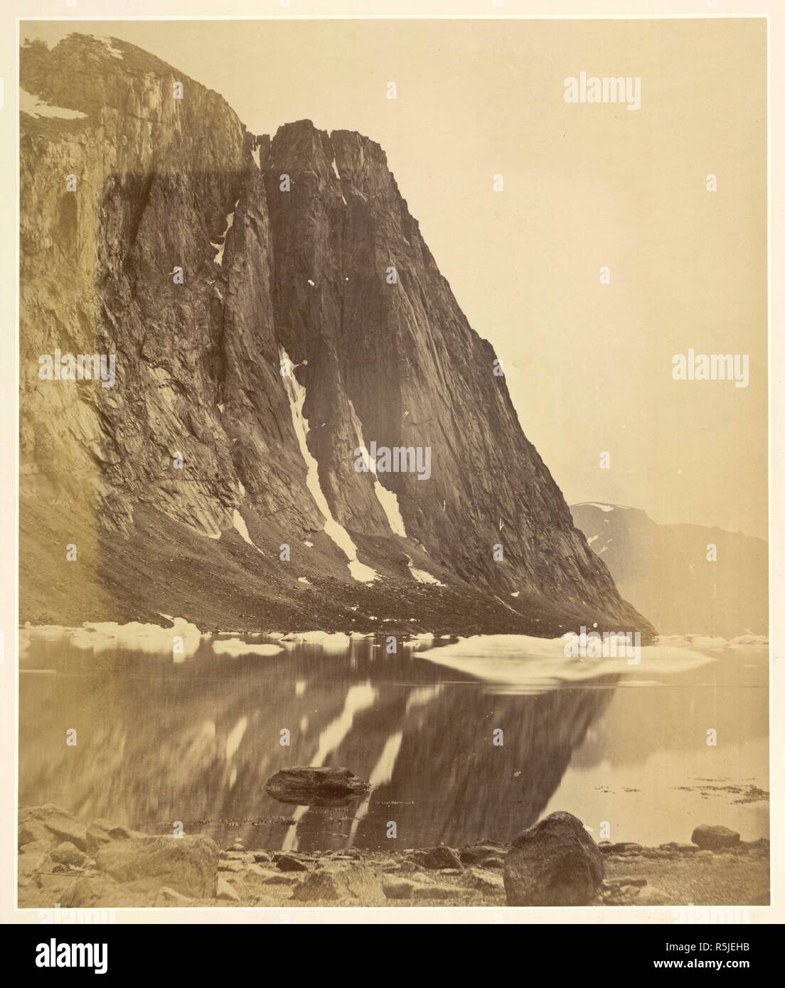 Le scogliere si vede sul lato sud del fiordo Arsut, 3.000 piedi alta. Le regioni artiche. Illustrato con fotografie prese in un'arte spedizione in Groenlandia con narrazione descrittiva dell'artista. Sampson bassa & Co.: Londra, 1873 [1872]. Fonte: 1785.d.7, pagina 63. Autore: Bradford, William. Dunmore e Critcherson. Foto Stock