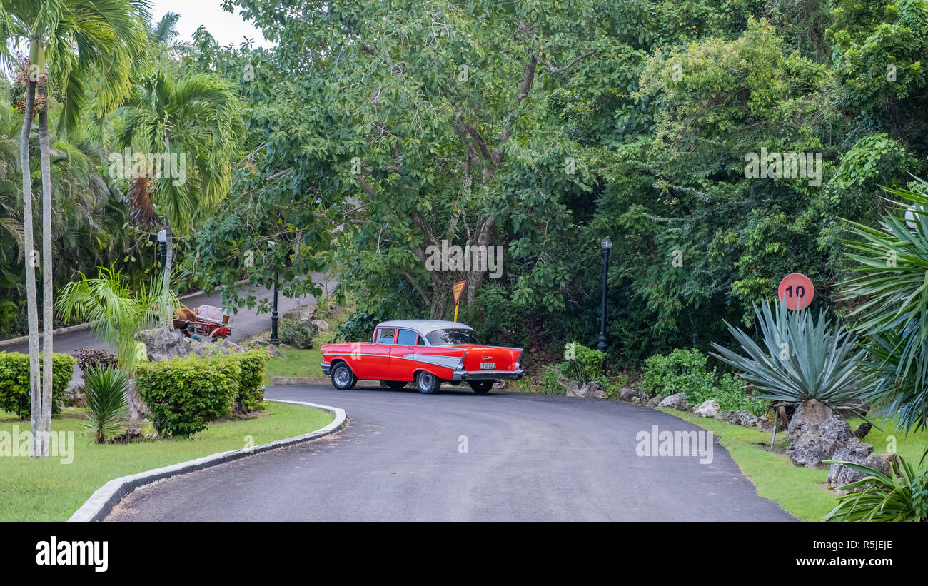Rosso annata 1957 Chevrolet parcheggiata alla fine di una corsia in questa vista da Jibacoa Cuba. Foto Stock