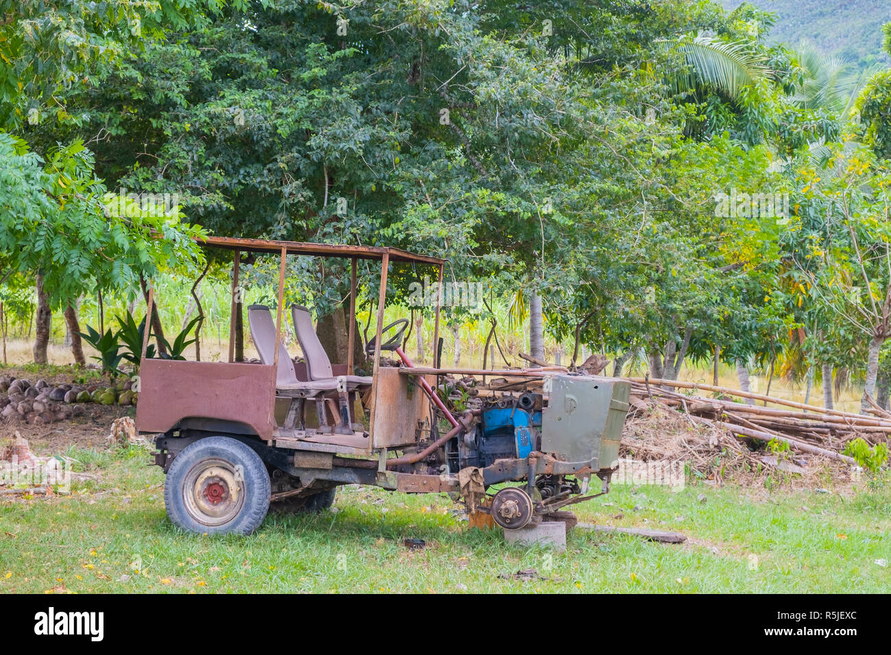 Unico unico di un tipo di veicolo ottenuto dalle parti di molti altri veicoli shot nelle zone rurali a Cuba. Foto Stock