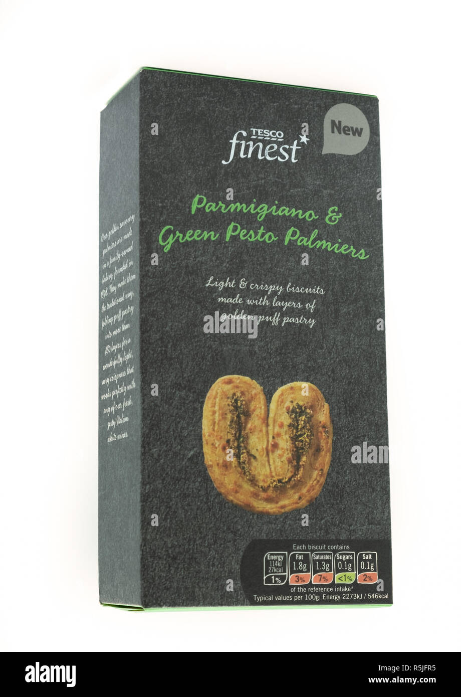 Largs, Scotland, Regno Unito - 29 Novembre 2018: Tesco Finest Parmigiana di marca & Pesto Verde Palmiers Salatini in imballaggi che è riciclabile wit Foto Stock