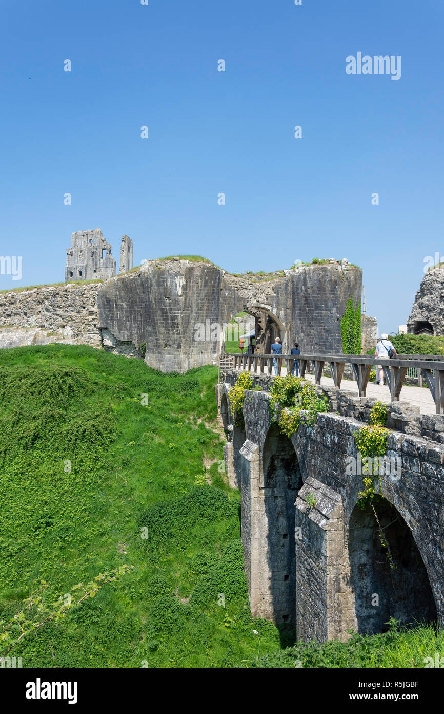 Gatehouse of xi secolo le rovine del castello, Corfe Castle, Isle of Purbeck, Dorset, England, Regno Unito Foto Stock