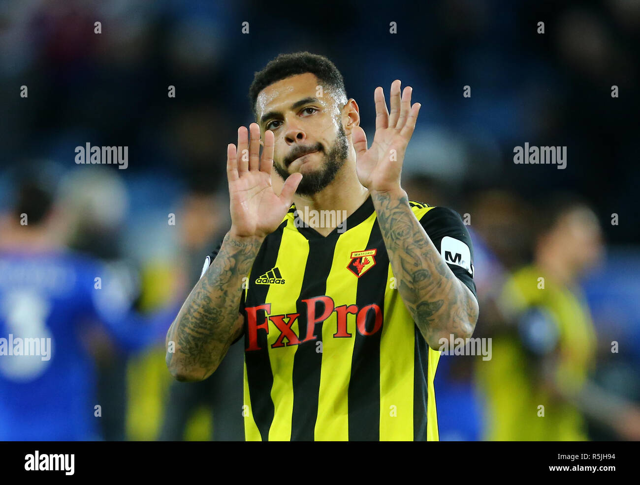 Leicester, Regno Unito. Il 1 dicembre 2018. Andre grigio di Watford elogia il Watford fan dopo il match di Premier League tra Leicester City e Watford al King Power Stadium il 1 dicembre 2018 a Leicester, Inghilterra. (Foto di Leila Coker/phcimages.com) Credit: Immagini di PHC/Alamy Live News Foto Stock