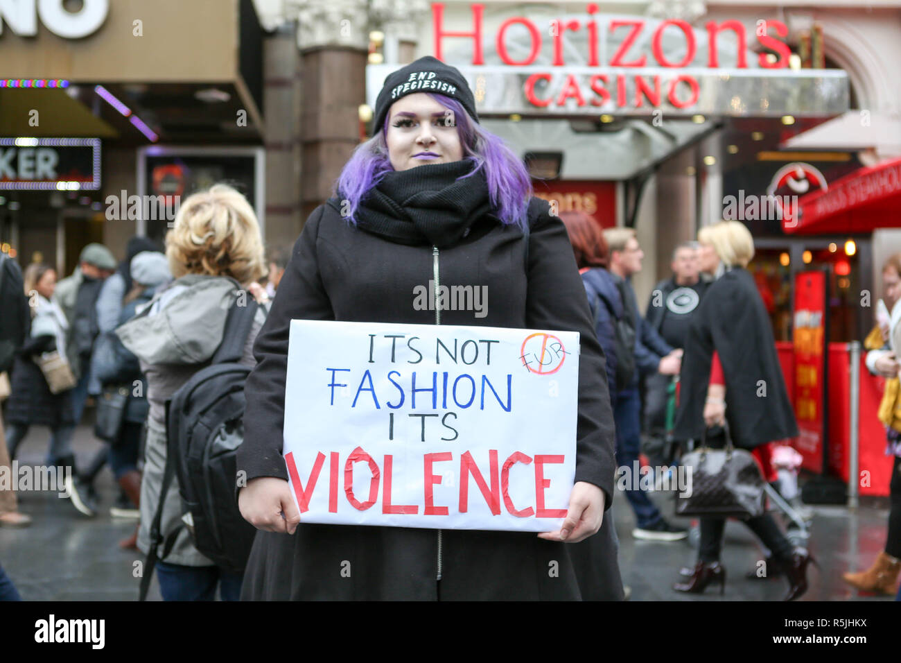Londra, UK, 1 dicembre 2018. Anti fur marzo attraverso il centro di Londra strade per animali maltrattati, torturati e uccisi per la loro pelliccia. Penelope Barritt/Alamy Live News Foto Stock