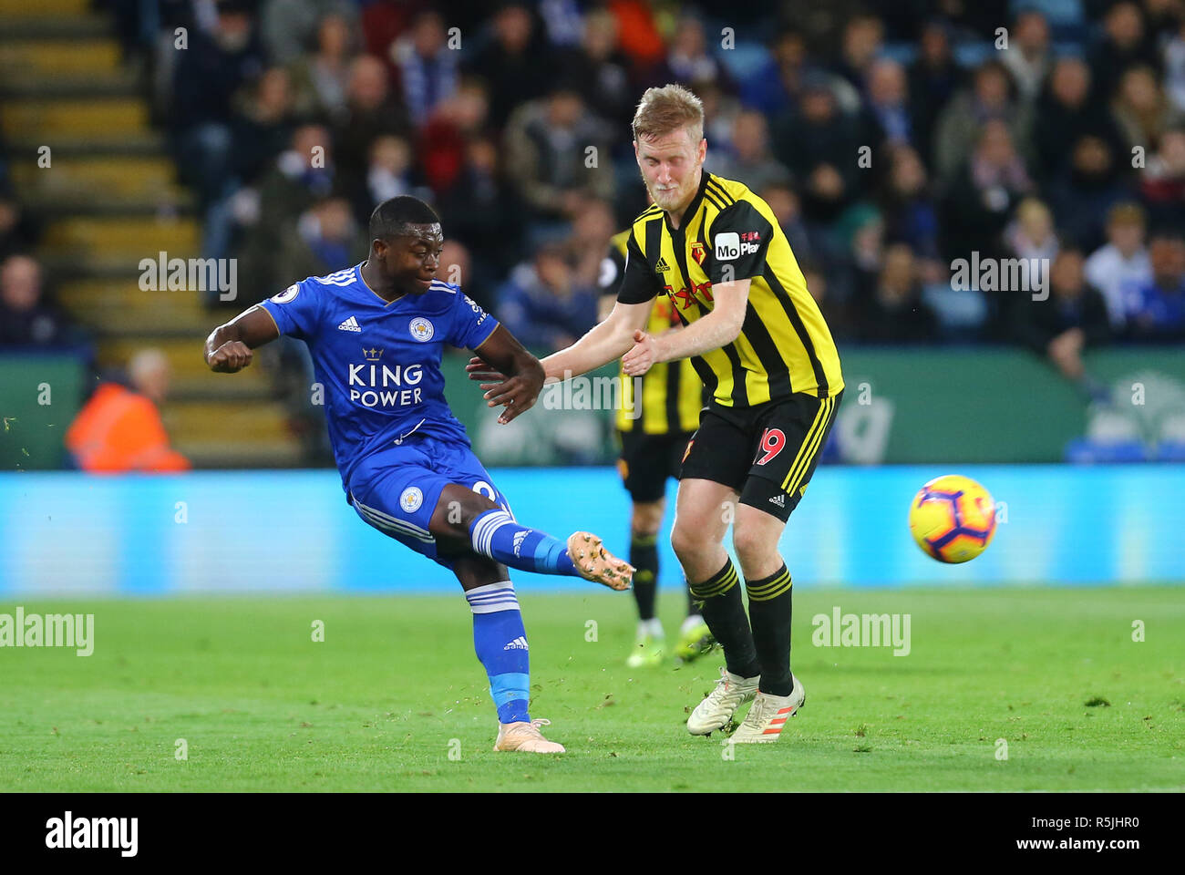 Leicester, Regno Unito. Il 1 dicembre 2018. Nampalys Mendy di Leicester City e Andre grigio di Watford durante il match di Premier League tra Leicester City e Watford al King Power Stadium il 1 dicembre 2018 a Leicester, Inghilterra. (Foto di Leila Coker/phcimages.com) Credit: Immagini di PHC/Alamy Live News Foto Stock