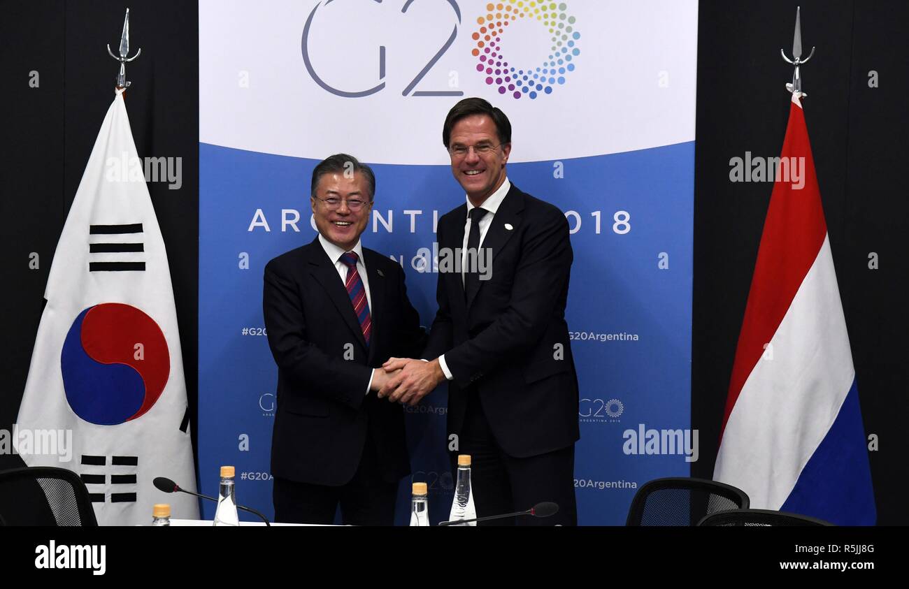 Buenos Aires, Argentina. Il 1 dicembre del 2018. Argentina. Il 1 dicembre 2018. Paesi Bassi il Primo Ministro Mark Rutte, destra stringe la mano con il Presidente sud coreano Moon Jae-in prima di una riunione bilaterale tenutasi a margine del vertice del G20 incontro presso la costa centro Salguero Dicembre 1, 2018 a Buenos Aires, Argentina. Credito: Planetpix/Alamy Live News Credito: Planetpix/Alamy Live News Foto Stock