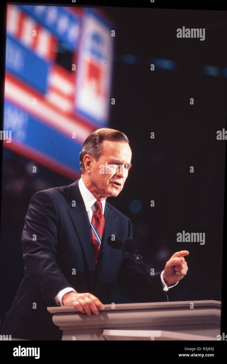 FILE: il Presidente George H.W. Bush accetta la candidatura per un secondo mandato nel 1992 alla Convention Nazionale Repubblicana a Houston, TX. L ex Presidente è deceduto il 6 novembre 30, 2018 in Houston. Foto Stock