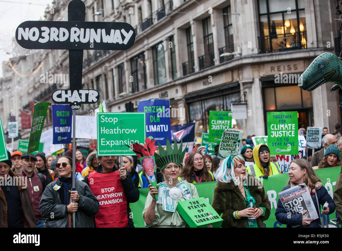 Londra, Regno Unito. Il 1 dicembre del 2018. Gli attivisti ambientali prendere parte all'insieme per la giustizia climatica di dimostrazione per protestare contro le politiche del governo in materia di cambiamento climatico, compreso Heathrow espansione fracking e. A seguito di una manifestazione di fronte all ambasciata polacca, scelto per evidenziare l'ONU la Katowice Conferenza sui cambiamenti climatici che inizia domani, i manifestanti hanno marciato a Downing Street. Credito: Mark Kerrison/Alamy Live News Foto Stock