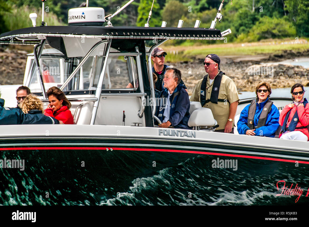 KENNEBUBKPORT,MAINE U.S.A.-1Dec.2018 Venerdì notte ex Presidente George H.W. Bush passato lontano, egli era 94. Qui egli sta facendo qualcosa che egli amava andando per mare nella sua barca nuova con la sua famiglia, nuora Laura Bush e Grand figlia Bush e amici, insieme con il suo servizio segreto di credito uomini R.F. Owens/ALAMY LIVE NEWS Foto Stock