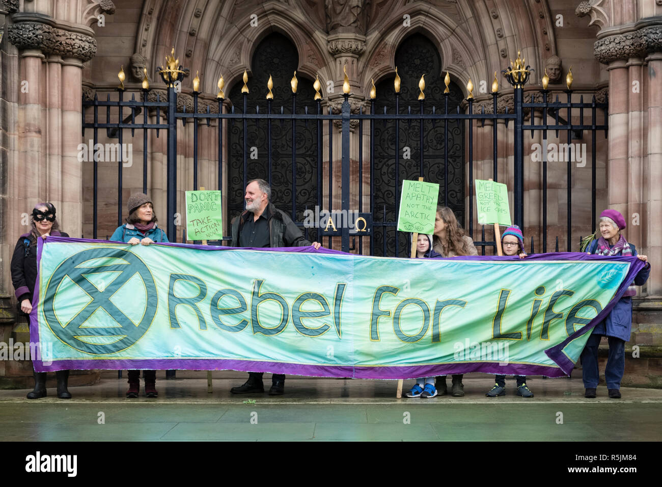 Hereford, Regno Unito. Il 1 dicembre del 2018. La neonata filiale locale della ribellione di estinzione movimento (cambiamento climatico attivisti) dimostrano al di fuori della cattedrale in questa città vecchia . Credito: Alex Ramsay/Alamy Live News Foto Stock