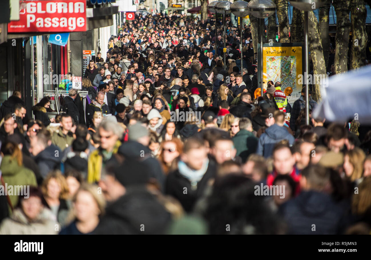 In Sassonia, Germania. Stuttgart, Germania. 01 Dic, 2018. La gente a piedi attraverso il centro della città durante il primo fine settimana di Avvento. Credito: Christoph Schmidt/dpa/Alamy Live News Foto Stock