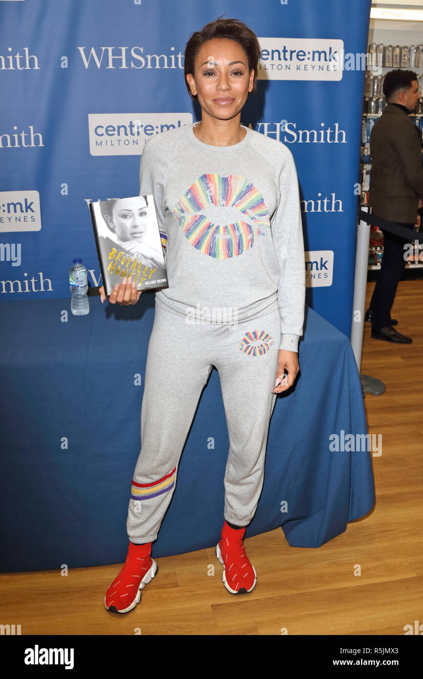 Milton Keynes, Regno Unito. 1 dicembre, 2018. Melanie Brown, aka Mel B visto firma la sua biografia "brutalmente onesto' a WHSmith: informare bookstore di Milton Keynes. Credito: Keith Mayhew/SOPA Immagini/ZUMA filo/Alamy Live News Foto Stock