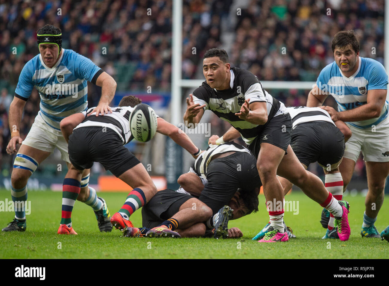 Twickenham, Regno Unito, sabato 1 dicembre, 2018 RFU Rugby Stadium, Inghilterra, Leon Fukofuka, distribuisce la sfera, durante la Killik Cup match a Twickenham, Baa-Baas vs Argentina, Credito: Pietro SPURRIER/Alamy Live News Foto Stock