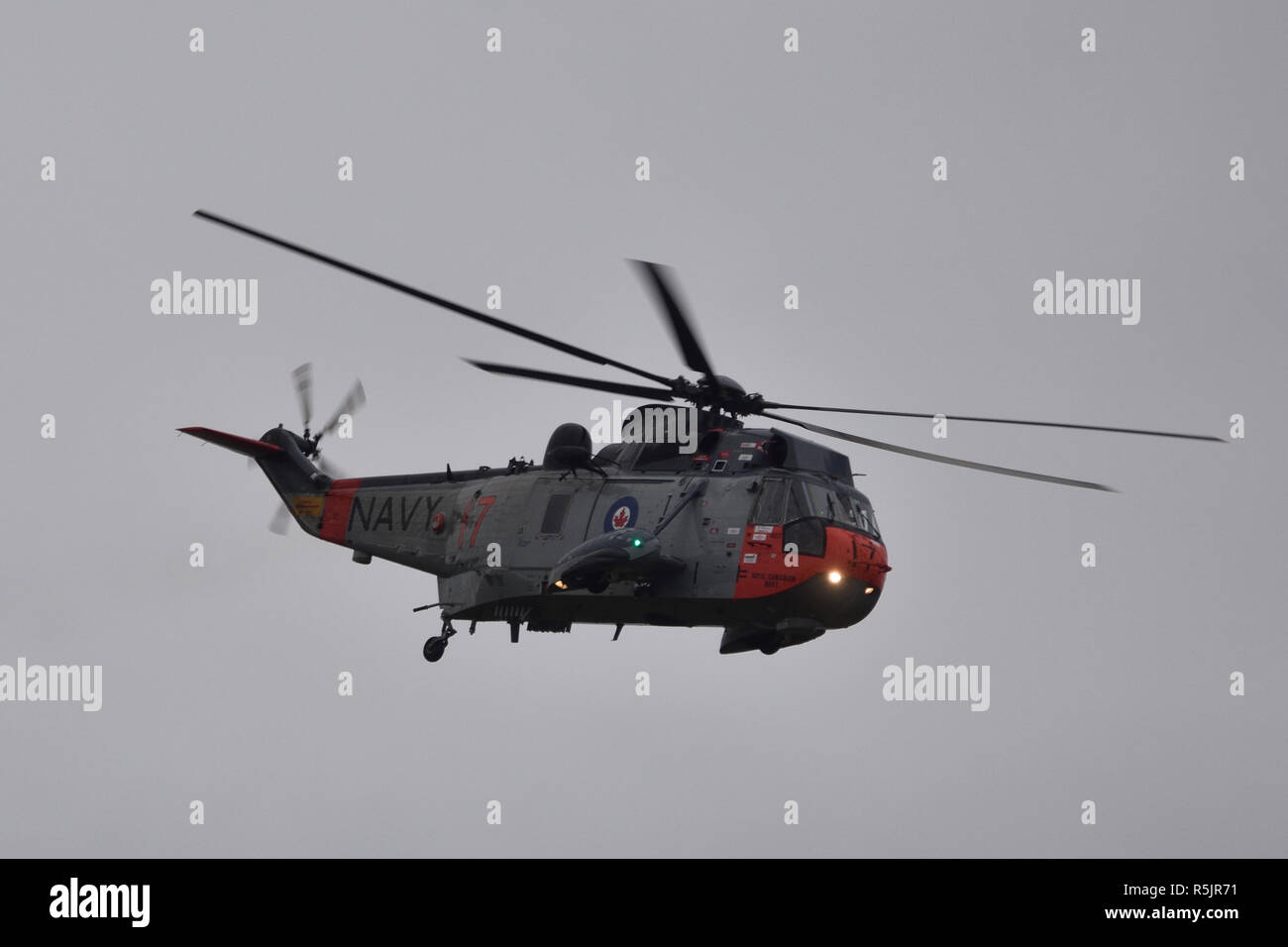 Canadese Sea King anti-sommergibile elicottero, 417, rende il volo finale come un elicottero di combattimento. Il CH-124 servita la Royal Canadian Navy e forze canadesi per 55 anni. Il nuovo CH-148 Ciclone sostituirà il re del mare. Foto Stock