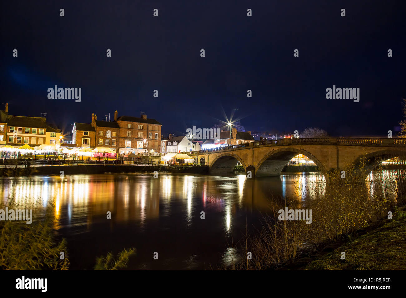 Bewdley, UK. Il 1 dicembre del 2018. Vi è una sensazione di vero spirito comunitario e festive fun questa sera come il folk di Bewdley venuti insieme per sostenere la città annuale della luci di Natale di accensione e Vittoriano tradizionale Mercato di Natale. Ospitato dalla locale stazione radio BBC Hereford e Worcester, con live band entertainment da benzina e fiammiferi, folle garantire questa è una serata che veramente celebra l Avvento e la baldoria della stagione festiva. Credito: Lee Hudson/Alamy Live News Foto Stock