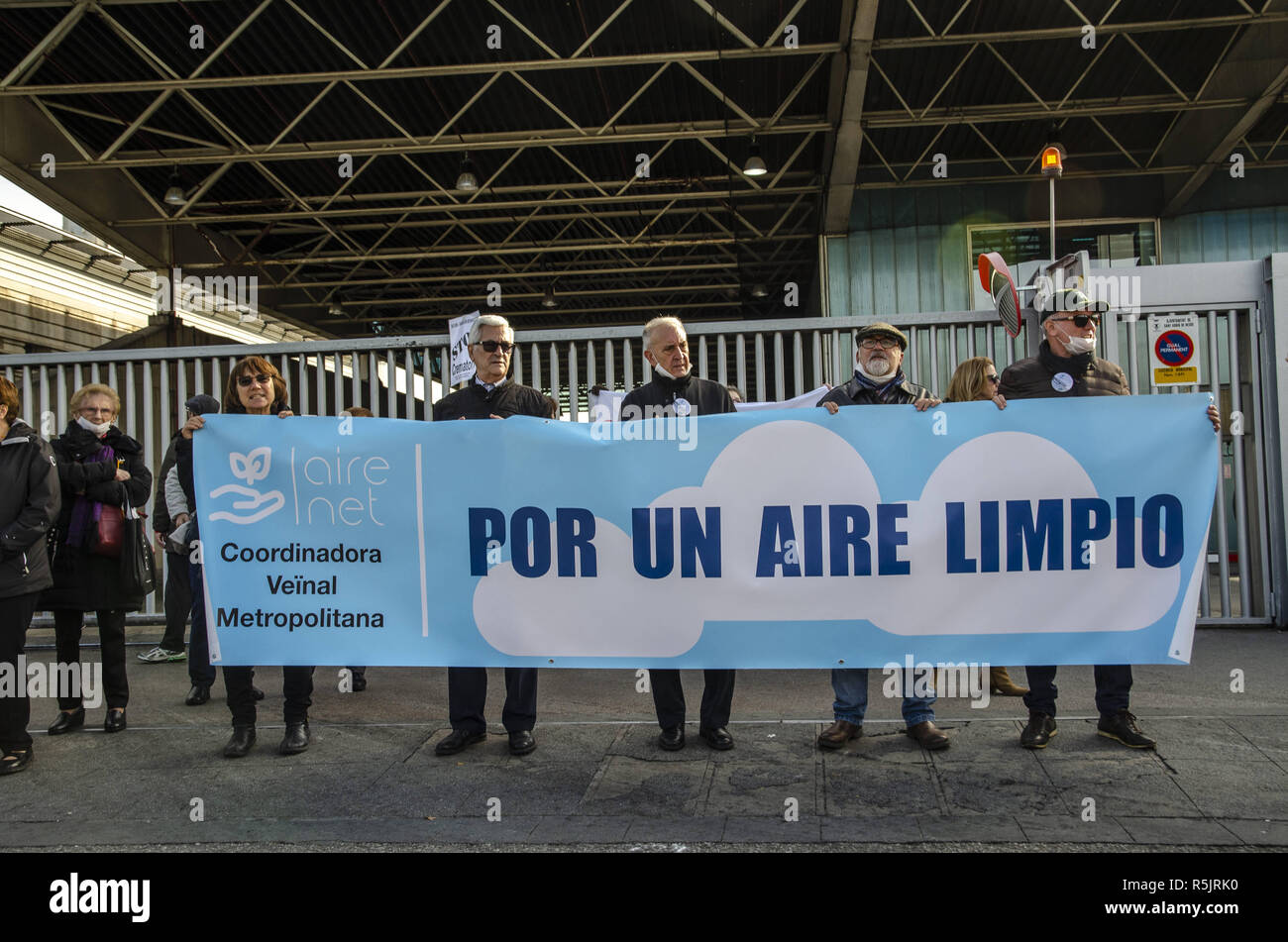 Barcellona, in Catalogna, Spagna. 1 dicembre, 2018. Alcuni manifestanti sono visto dietro il banner per chiedere l'aria pulita durante la protesta.Alcuni 300 residenti influenzati dalla presenza di cattivi odori e inquinamento atmosferico del pubblico Tersa impianto di incenerimento si manifesta che chiedono che il consiglio della città di Barcellona si chiude definitivamente l'inceneritore. Tersa incinerates spazzatura e genera elettricità. Credito: Paco Freire SOPA/images/ZUMA filo/Alamy Live News Foto Stock