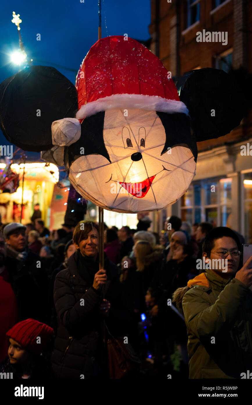 Milton Keynes, Regno Unito. 1 dicembre, 2018. Oltre duecento lanterne unisciti a Stony Stratford Lanterna processione portando a luci di Natale la commutazione sulla cerimonia. Il tema di questo anno per lanterne era 'Natale al cinema.' Credit: David Isaacson/Alamy Live News Foto Stock